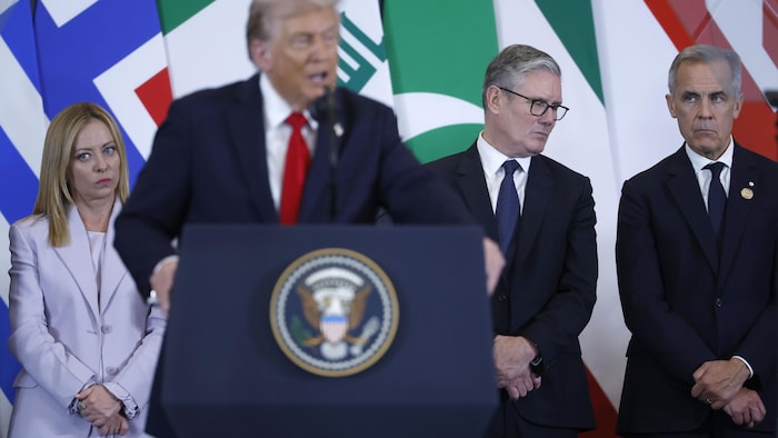 Le président américain Donald Trump s'exprime tandis que (de gauche à droite) la première ministre italienne Giorgia Meloni, le premier ministre britannique Keir Starmer et le premier ministre canadien Mark Carney l'écoutent lors d'un sommet des dirigeants européens et moyen-orientaux sur Gaza, le 13 octobre 2025, à Charm el-Cheikh, en Égypte.