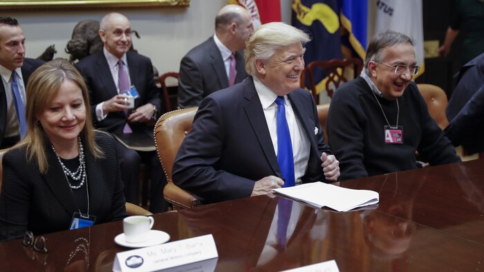 Le président Trump a rencontré les PDG de GM, Mary Barra (à g.), de Fiat Chrysler Automobiles, Sergio Marchionne (à dr.) et d’autres dirigeants du secteur automobile, mardi à la Maison-Blanche.
