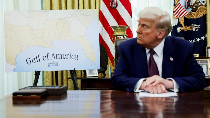 Le président américain devant une carte du golfe.