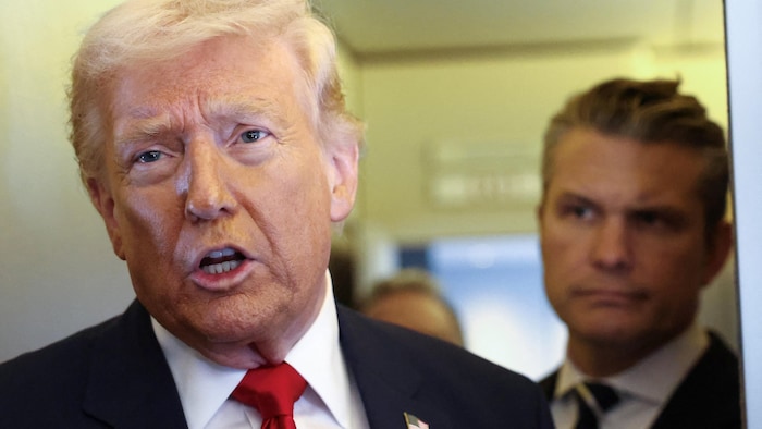 Le président américain, Donald Trump, et son secrétaire à la Défense, Pete Hegseth, s'adressent aux journalistes à bord d'Air Force One.