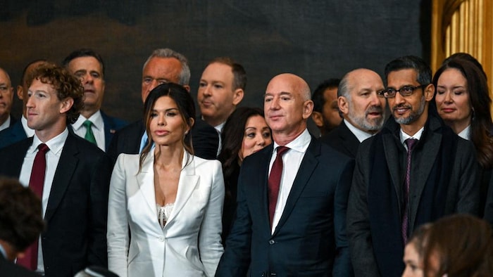 Des hommes et des femmes se tiennent en rangée debout.