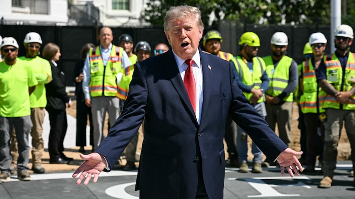 Donald Trump parle aux médias.