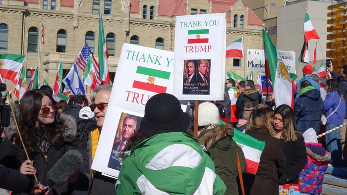 Des manifestants tenant des affiches où on peut lire « Merci Trump ». 