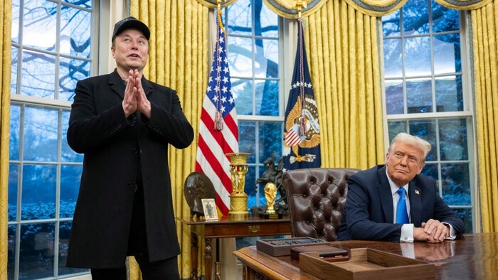 Elon Musk s'adressant aux médias dans le bureau ovale à côté de Donald Trump.