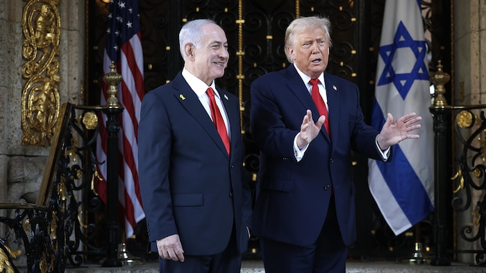 Donald Trump and Benjamin Netanyahu in front of the gilded door of the American president's residence.