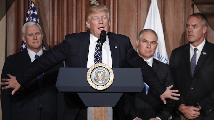 Le président des États-Unis, Donald Trump, avec le vice-président, Mike Pence, le secrétaire de l'Agence américaine de l'environnement (EPA), Scoot Pruitt, et le secrétaire de l’Intérieur, Ryan Zinke, lors de la signature d’un décret « visant à mettre un terme à la guerre du charbon », le 28 mars 2017.