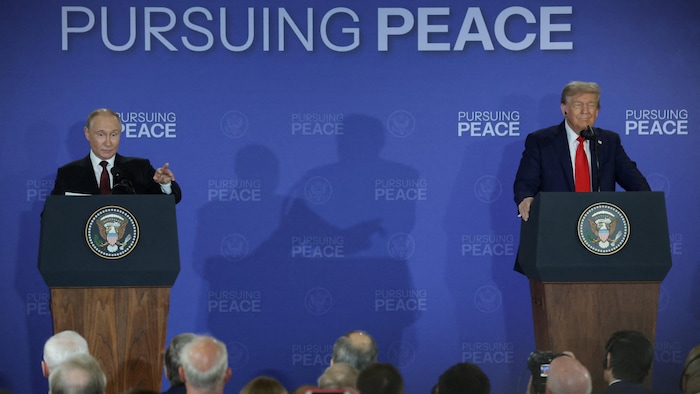 Le président américain Donald Trump et le président russe Vladimir Poutine tiennent une conférence de presse.