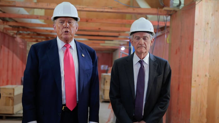 Le président américain Donald Trump et le président de la Réserve fédérale Jerome Powell visitent le projet de rénovation du siège de la Réserve fédérale, d'un coût de 2,5 milliards de dollars, le 24 juillet 2025 à Washington.