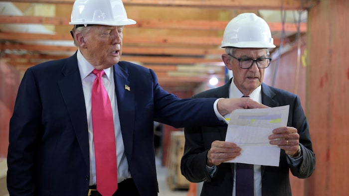 Le président américain Donald Trump et le président de la Réserve fédérale Jerome Powell visitent le projet de rénovation du siège de la Réserve fédérale, d'un coût de 2,5 milliards de dollars, le 24 juillet 2025 à Washington.