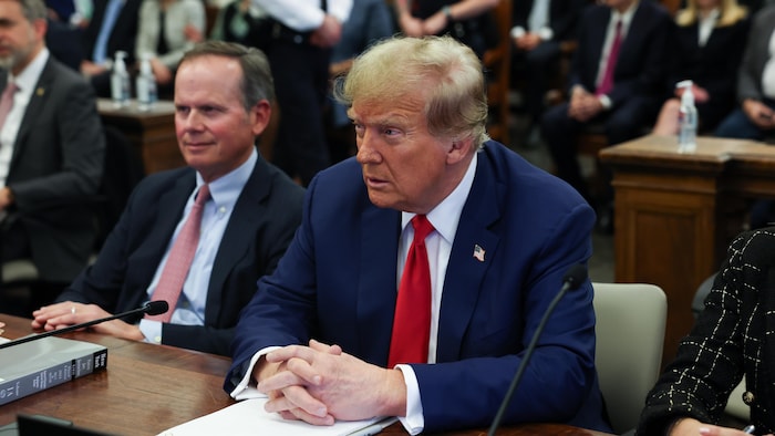 Donald Trump mahkeme salonunda oturuyor.