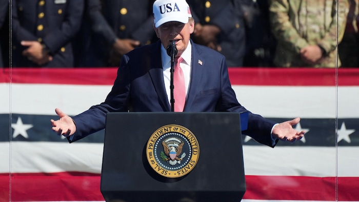 Trump parle devant un micro.