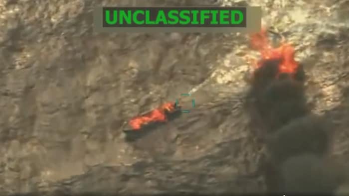 Un navire en feu en mer.