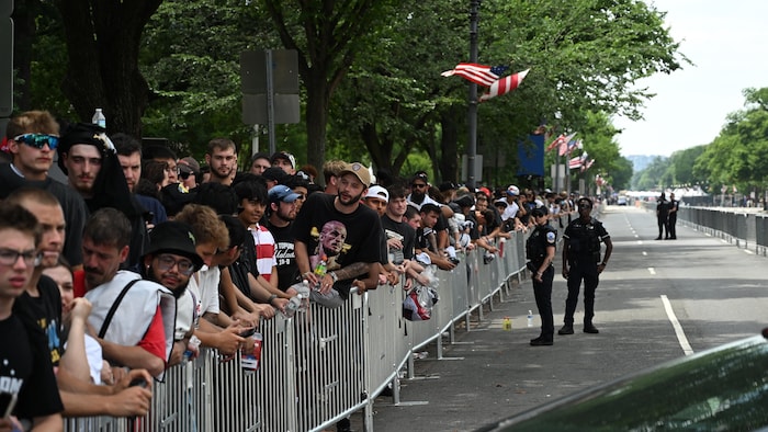 Des fansfont la file au centre-ville de Washington, DC.