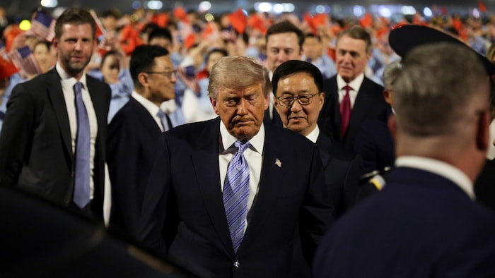 Donald Trump marche sous bonne escorte.