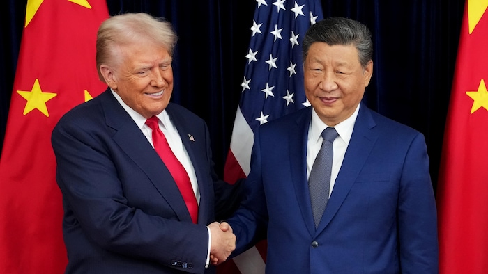  Le président américain Donald Trump salue le président chinois Xi Jinping avant une rencontre bilatérale à la base aérienne de Gimhae, le 30 octobre 2025, à Busan, en Corée du Sud (archives).
