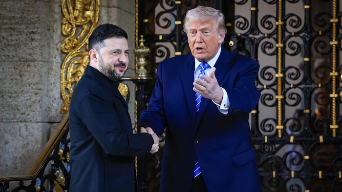  Volodymyr Zelensky et Donald Trump se serrent la main.