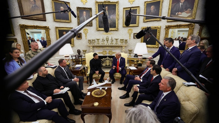 La réunion bilatérale entre MM. Trump et Zelensky en présence de délégations ukrainienne et américaine dans le bureau ovale.