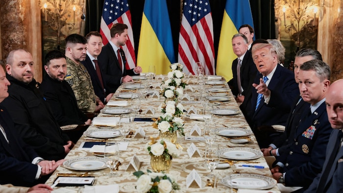 Volodymyr Zelensky et Donald Trump sont attablés avec des conseillers pour une réunion à huis clos.