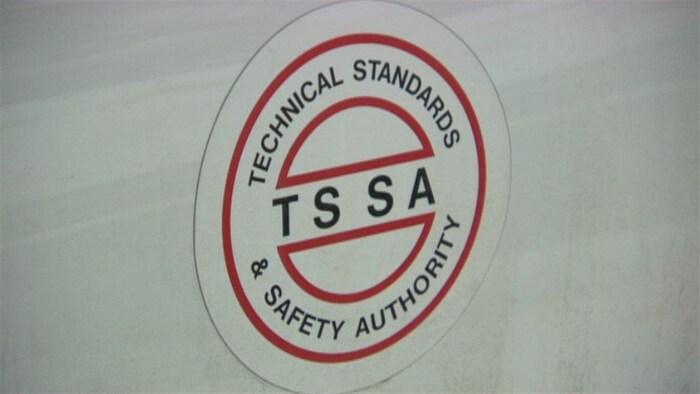Le logo du TSSA, apposé sur une chaudière.