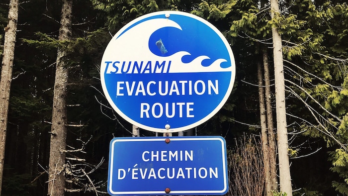 Un panneau de signalisation pour un chemin d'évacuation.