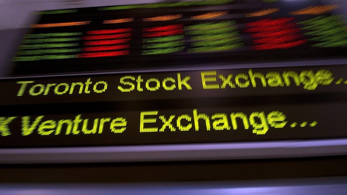 Une bande défilante où on voit les mots « Toronto Stock Exchange ».