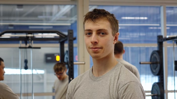 Un jeune homme dans un gym.
