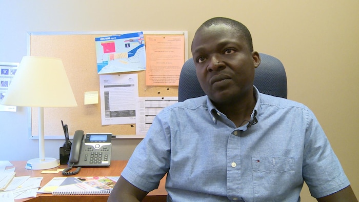 Le docteur Richard Fachehoun accorde une entrevue à Radio-Canada.