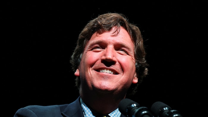 Un portrait de Tucker Carlson.