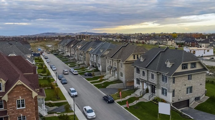 Vue aérienne sur une banlieue de la Rive-Nord de Montréal, montrant un secteur résidentiel avec des maisons en rangée.