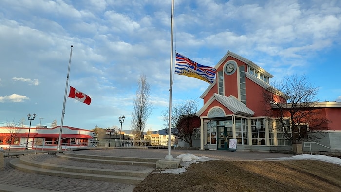 Les drapeaux de la Colombie-Britannique et du Canada en berne devant l'hôtel de ville de Tumbler Ridge, le 11 février.
