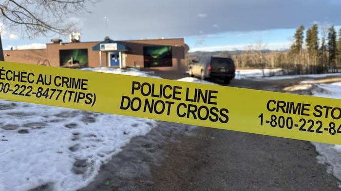 Un bandeau de la police devant l'école secondaire de Tumbler Ridge.