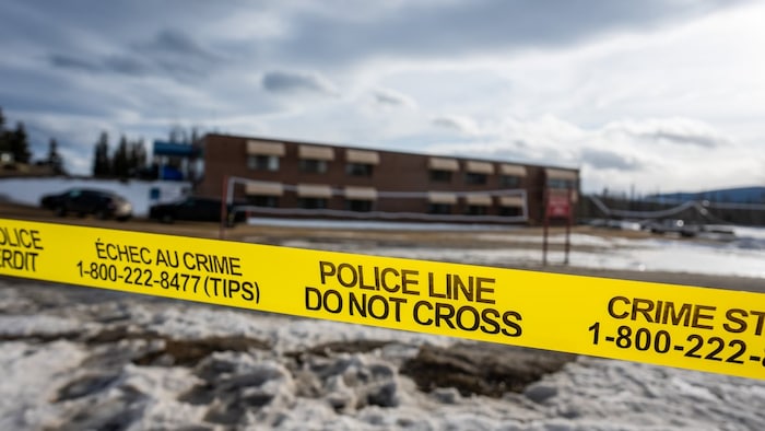 Un ruban jaune de police est placé devant l'école secondaire de Tumbler Ridge à la suite de la fusillade du 10 février 2026.
