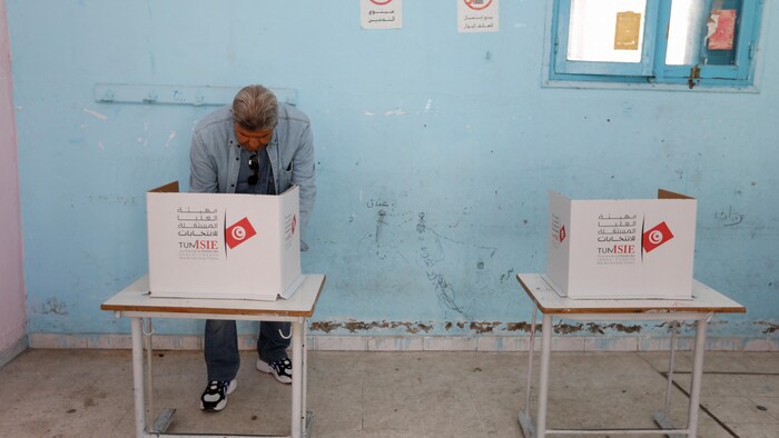 Un électeur dans un bureau de vote tunisien.