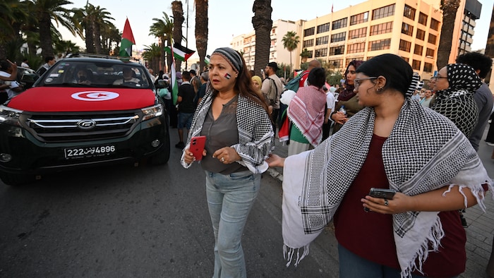 Des hommes et des femmes rassemblés dans la rue.