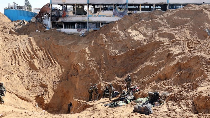 Cette photo prise lors d'une visite supervisée par l'armée israélienne, le 8 février 2024, montre des soldats à l'entrée d'un tunnel dans la ville de Gaza.