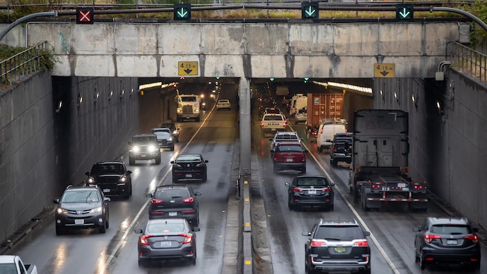 Des véhiculent circulent dans le tunnel George-Massey.