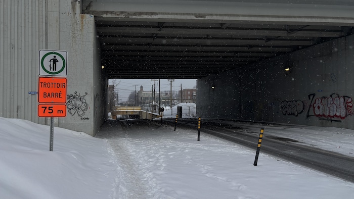 L'entrée d'un tunnel en hiver.