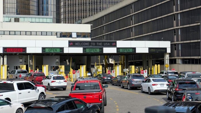 Voitures au poste frontalier Windsor-Détroit.