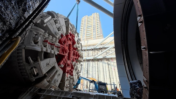 Un tunnelier de tunnel est à l’arrêt.