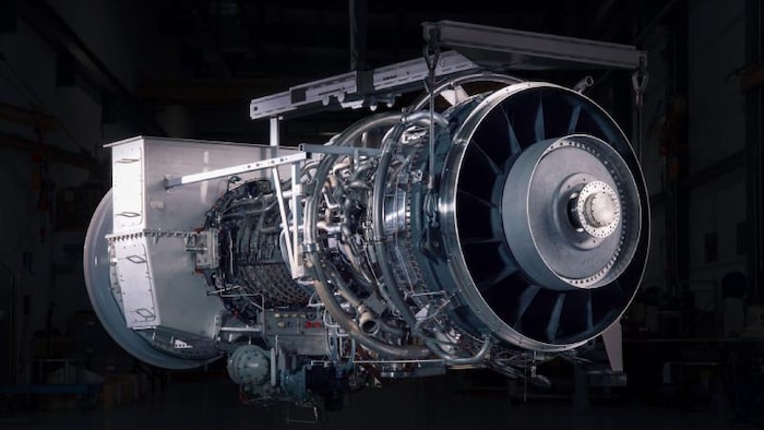 Une turbine à combustion sur un fond noir.