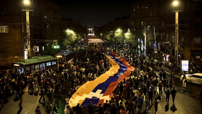 Des milliers d'Arméniens ont défilé de la place de la République jusqu'au mémorial du génocide de Tsitsernakaberd à Erevan, en Arménie, le 23 avril 2025.