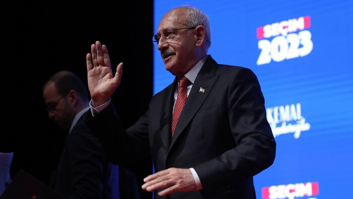 Kemal Kiliçdaroglu salue de la main.