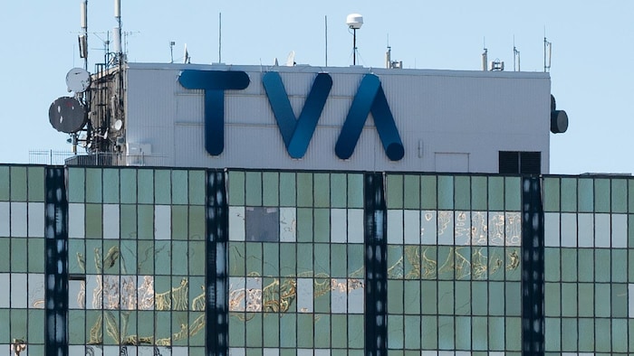 Le logo bleu de TVA sur le toit d'un immeuble.