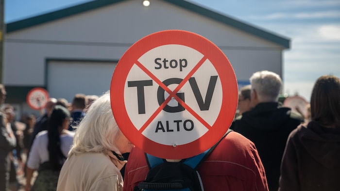 Une pancarte indique « stop TGV Alto ».