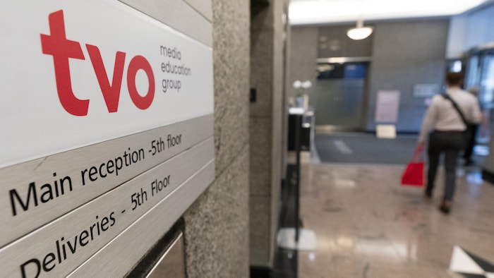 Des panneaux publicitaires de TVO sont visibles à Canada Square, à Toronto, le jeudi 17 août 2023.