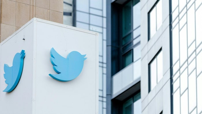 Le logo de Twitter est visible sur la façade du siège social de l'entreprise. 