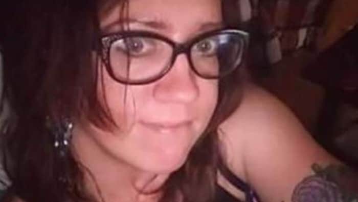 Twyla Evans porte des lunettes.