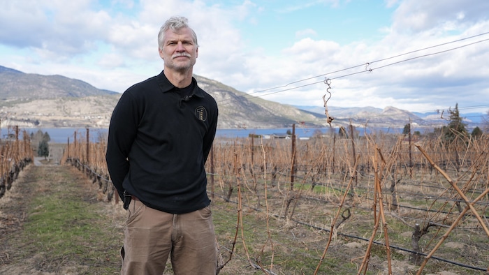 Tyler Harlton dans un vignoble à Penticton, le 26 février 2026.