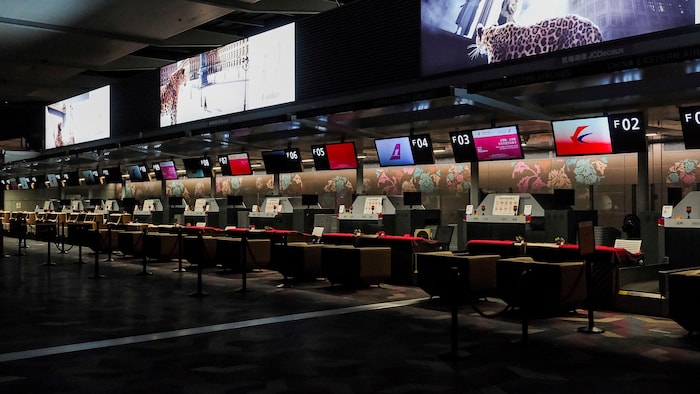 Des comptoirs d'enregistrement déserts sont visibles à l'aéroport international de Hongqiao, à Shanghai, suite à l'annulation de vols en prévision de l'arrivée du typhon Dolphin, le 9 août 2026.