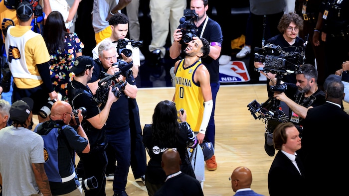 Tyrese Haliburton au centre de plusieurs caméras sur le terrain.